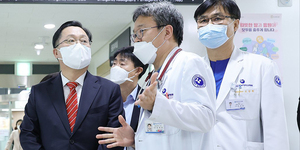 지난 달 21일 충남대학교 병원을 방문한 이장우(왼쪽) 시장이 비상 진료 체계 유지에 따른 지원을 약속했고, 시는 재난 관리 기금에서 11억원을 지원하기로 했다.