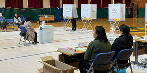 10일 제22대 국회의원 총 선거 대전 서구 월평 중학교에 마련한 투표소의 모습.