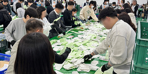 10일 오후 6시 제22대 국회의원 총 선거를 마친 후 개표함이 대전 동구 대전대학교 맥 센터로 이동해 개표 사무원들이 개표를 진행하기 위해 투표 용지를 정리하고 있다.