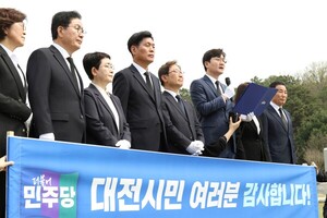 11일,  제22대 총선에서  대전 7개 선거구 전 지역에서 당선된 더불어민주당 당선자 전원이  국립대전현충원 찾아 헌화 참배