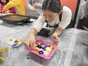 [천안시성정청소년문화의집이 청소년들을 대상으로 요리 프로그램을 진행하고 있다./사진 : 천안시성정청소년문화의집 제공