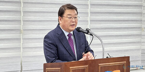 지난 24일 박성효 이사장이  기자회견을 통해 소상공인시장진흥공단 대전 유성구 이전 관련 입장을 발표 하고 있다.